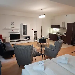 https://apartman-nad-kolonadou.karlovyvary-hotels.com